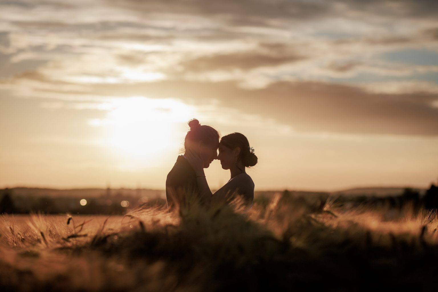 Silhouette des Brautpaars im Sonnenuntergang über einem Feld – Felder bei Eppingen