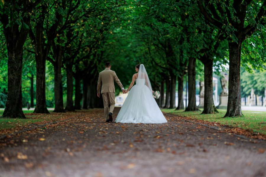 Schlosspark Bruchsal Brautpaar geht Hand in Hand durch eine Allee im Schlosspark Bruchsal – Schlosspark Bruchsal