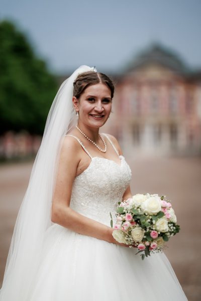Schlosspark Bruchsal Braut mit Brautstrauß vor Schloss Bruchsal – Schlosspark Bruchsal