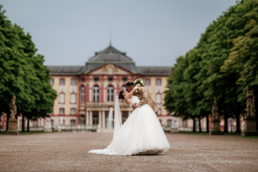 Schlosspark Bruchsal Brautpaar küsst sich im Schlosspark Bruchsal zwischen Baumreihen – Schlosspark Bruchsal
