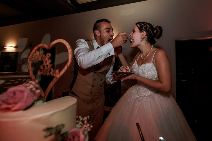 SpiceMarket, Bruchsal Brautpaar füttert sich gegenseitig mit Hochzeitstorte – SpiceMarket, Bruchsal