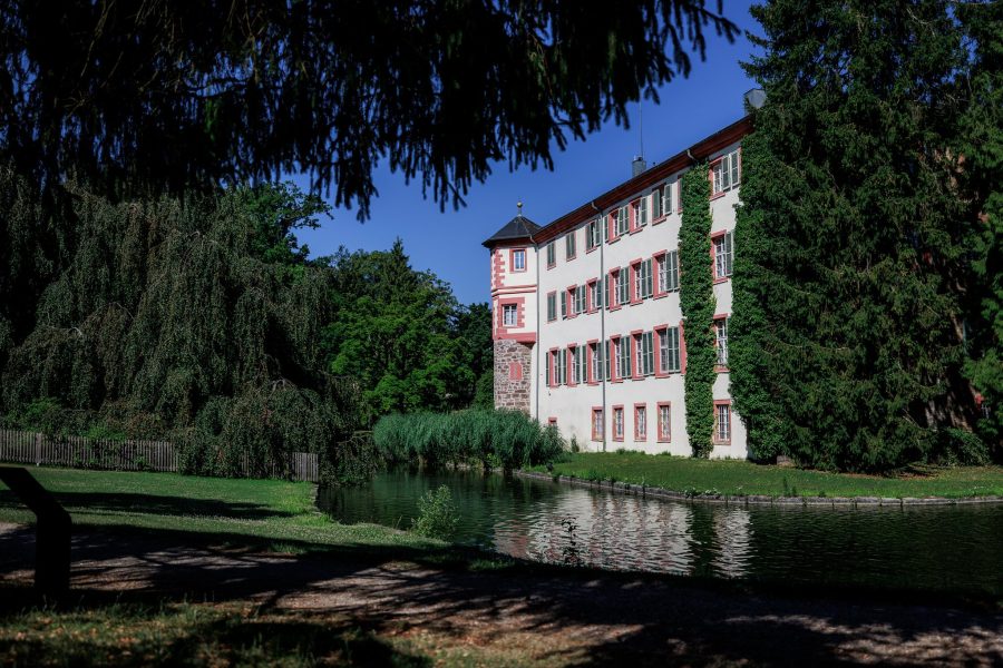 Schlosspark Eichtersheim, Angelbachtal Wasserschloss Eichtersheim in Angelbachtal mit Wassergraben im Sonnenschein – Schlosspark Eichtersheim, Angelbachtal