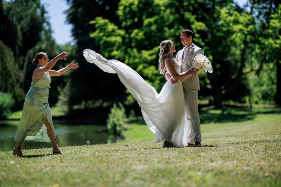 Schlosspark Eichtersheim, Angelbachtal Eine Freundin wirft die Schleppe des Brautkleids in die Luft – Schlosspark Eichtersheim, Angelbachtal
