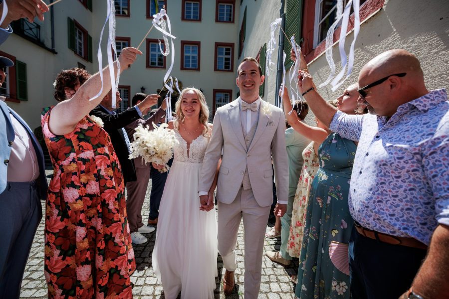 Schlosspark Eichtersheim, Angelbachtal Brautpaar geht durch ein Spalier mit Bändern – Schlosspark Eichtersheim, Angelbachtal