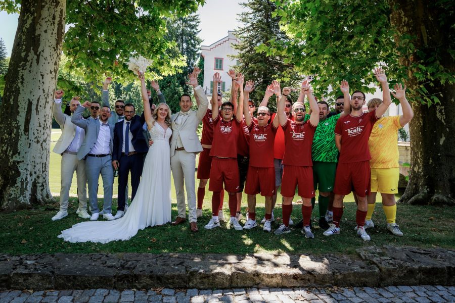 Schlosspark Eichtersheim, Angelbachtal Brautpaar jubelt mit Gästen und einer Fußballmannschaft – Schlosspark Eichtersheim, Angelbachtal