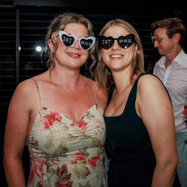 Palazzino, Östringen Zwei Frauen mit Herz-Sonnenbrillen lachen in die Kamera – Palazzino, Östringen