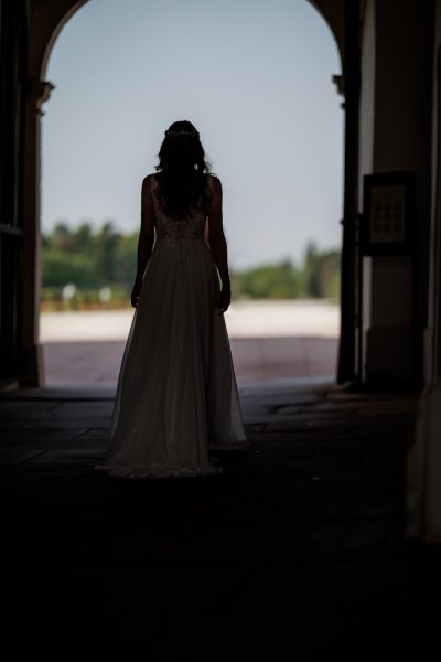 Schlossgarten Schwetzingen Braut im Gegenlicht unter einem Torbogen – Schlossgarten Schwetzingen