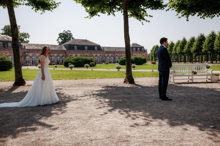 Schlossgarten Schwetzingen First Look im Schlossgarten Schwetzingen: Die Braut geht auf den Bräutigam zu – Schlossgarten Schwetzingen