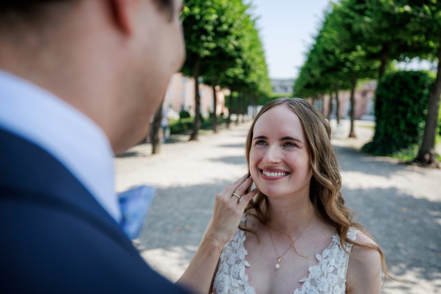 Schlossgarten Schwetzingen Braut streicht sich lächelnd die Haare zurück – Schlossgarten Schwetzingen