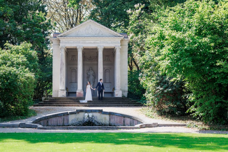 Schlossgarten Schwetzingen Brautpaar vor einem kleinen Tempel mit Säulen – Schlossgarten Schwetzingen