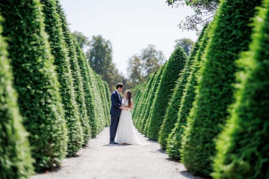 Schlossgarten Schwetzingen Brautpaar zwischen hohen, kegelförmigen Hecken im Schlossgarten Schwetzingen – Schlossgarten Schwetzingen