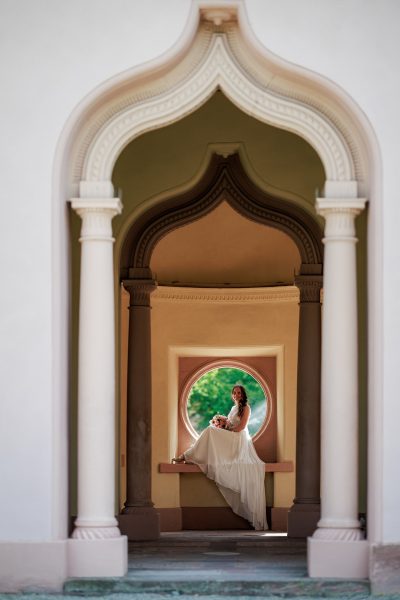 Moschee im Schlossgarten Schwetzingen Braut sitzt in einem runden Fenster, eingerahmt von einem Torbogen – Moschee im Schlossgarten Schwetzingen