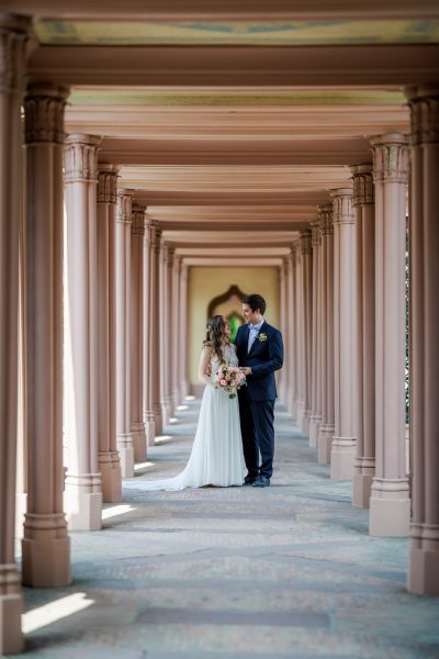 Moschee im Schlossgarten Schwetzingen Brautpaar am Ende der Wandelgänge der Moschee im Schlossgarten Schwetzingen – Moschee im Schlossgarten Schwetzingen