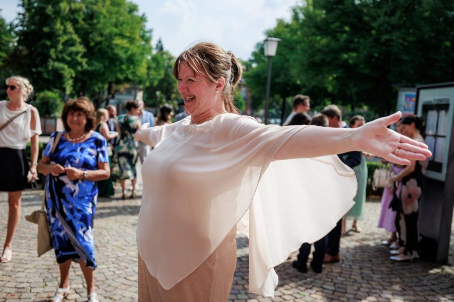 St. Bonifatius, Heidelberg-Weststadt Eine Frau breitet zur Umarmung die Arme aus – St. Bonifatius, Heidelberg-Weststadt