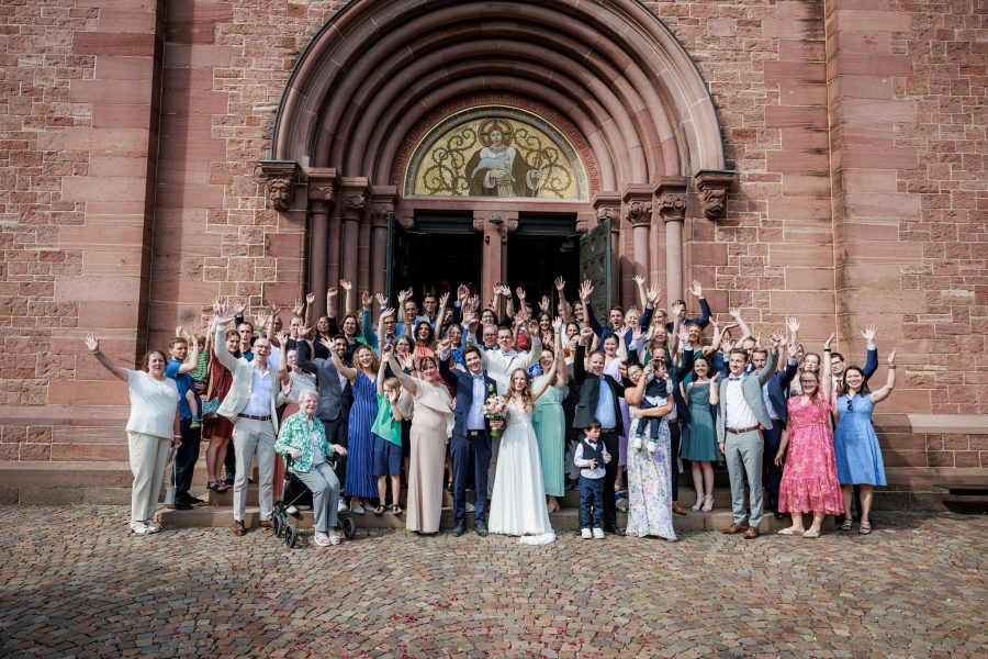 St. Bonifatius, Heidelberg-Weststadt Gruppenfoto mit allen Gästen vor dem Portal von St. Bonifatius in Heidelberg – St. Bonifatius, Heidelberg-Weststadt