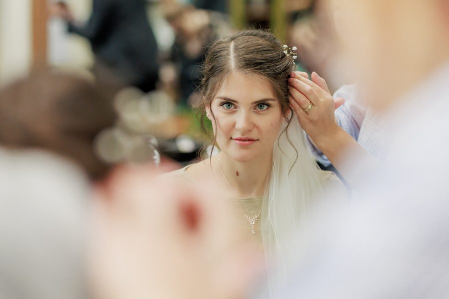 Friseur Benjamin Schmitt, Reichartshausen Getting Ready: Die Braut beim Haarstyling im Friseursalon – Friseur Benjamin Schmitt, Reichartshausen