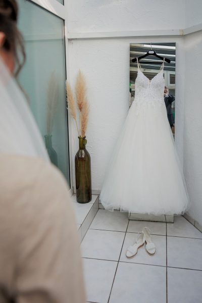 Friseur Benjamin Schmitt, Reichartshausen Getting Ready: Das Brautkleid hängt bereit – Friseur Benjamin Schmitt, Reichartshausen