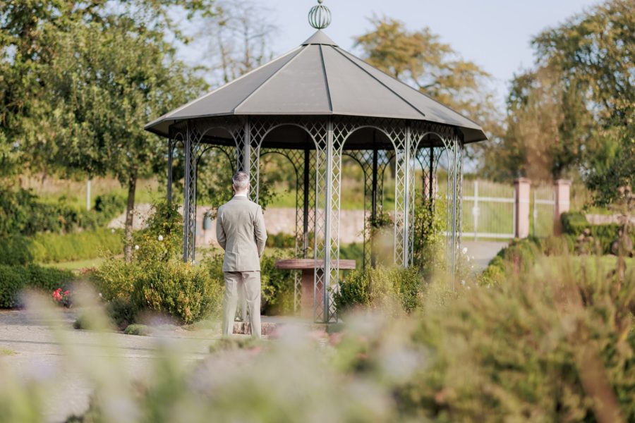 Klostergarten Lobenfeld First Look: Der Bräutigam wartet am Pavillon im Klostergarten – Klostergarten Lobenfeld