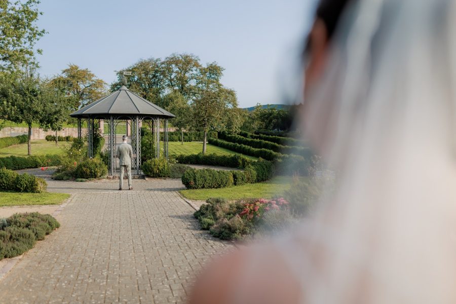 Klostergarten Lobenfeld First Look: Die Braut kommt im Klostergarten auf den wartenden Bräutigam zu – Klostergarten Lobenfeld