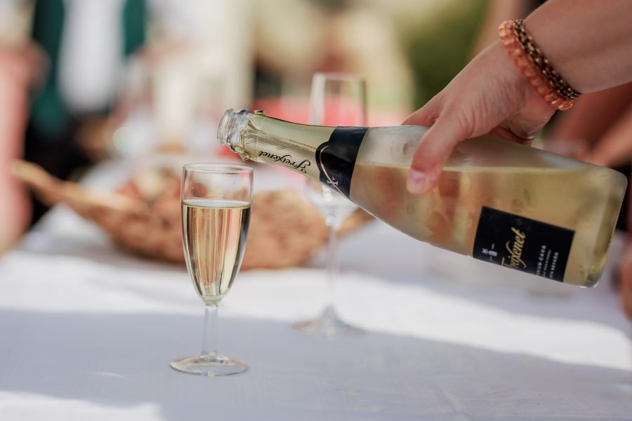 Sektempfang: Sekt wird eingeschenkt