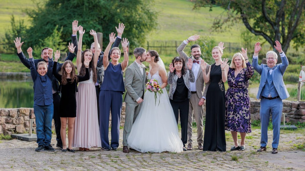 Landgut Lingental, Leimen Familie und Freunde jubeln beim Gruppenfoto am See – Landgut Lingental, Leimen