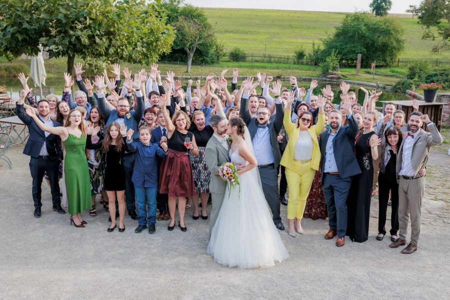 Landgut Lingental, Leimen Gruppenfoto: Das Brautpaar mit allen Gästen – Landgut Lingental, Leimen