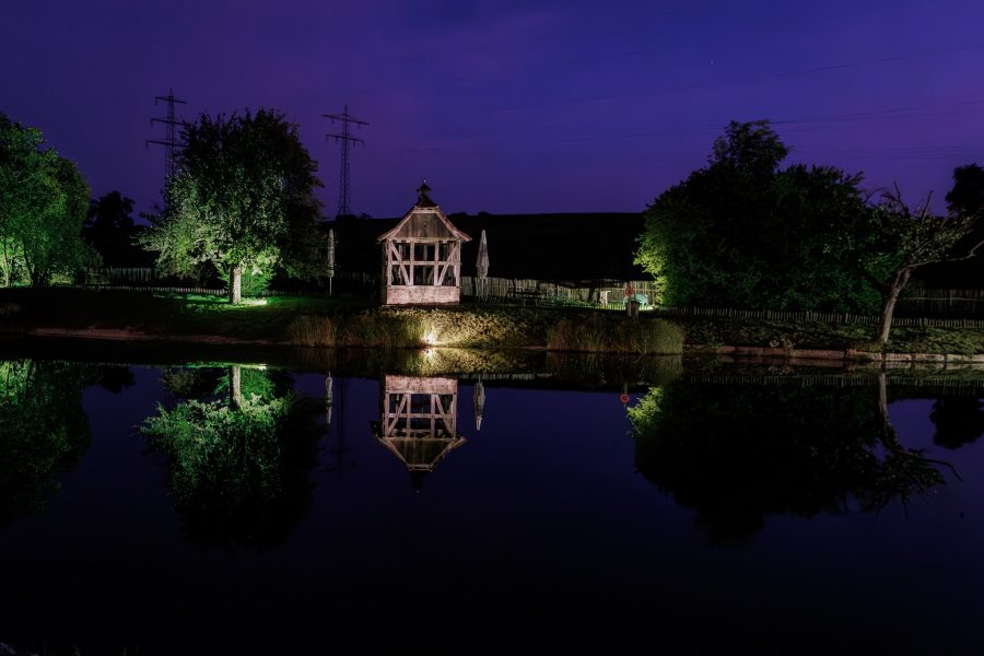 Landgut Lingental, Leimen Blaue Stunde: Die beleuchtete Kapelle spiegelt sich im See – Landgut Lingental, Leimen